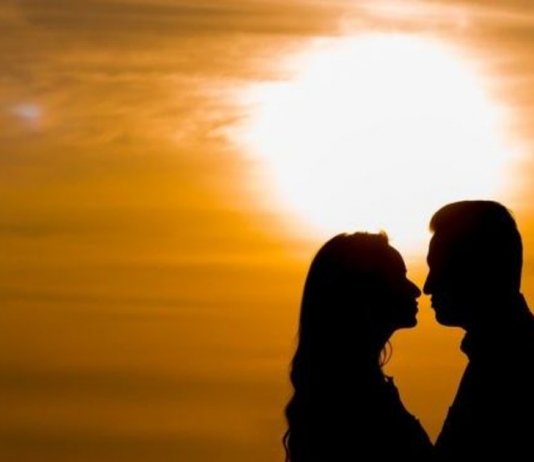 casal-que-foi-amor-a-primeira-vista-no-por-do-sol