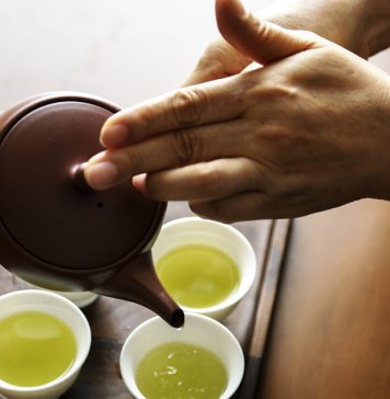 mulher-servindo-chá-verde