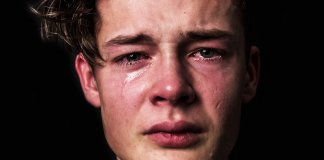 Um brinde aos chorões: estudo revela que pessoas que choram são mais fortes