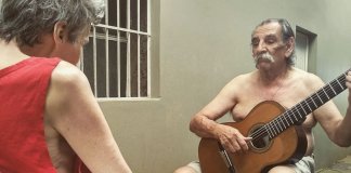 Marido canta todos os dias para esposa com Alzheimer