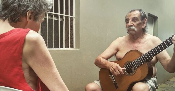 Marido canta todos os dias para esposa com Alzheimer