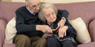 Marido lê diário para esposa com demência para manter vivo o amor