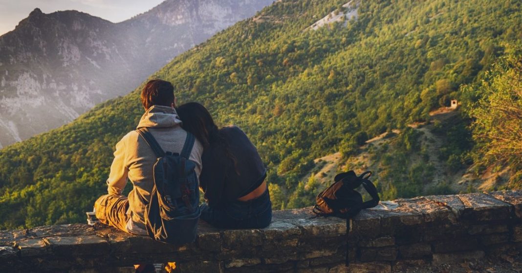 Viajar com a namorada é melhor do que oferecer presentes caros