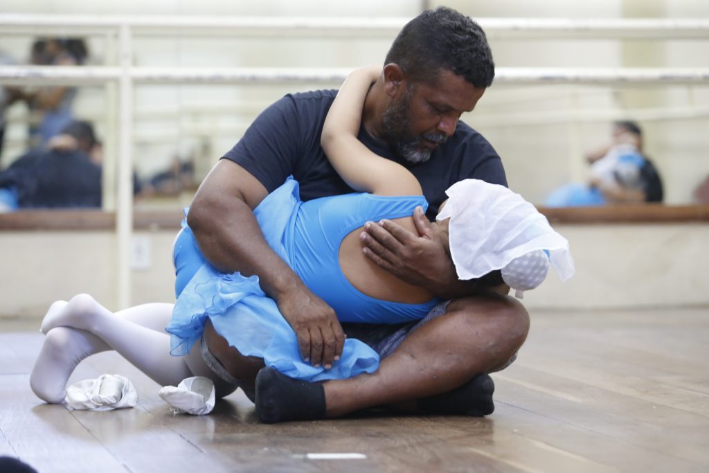 homemnapratica.com - Pai ignora preconceito e aprende balé para ajudar filhas autistas