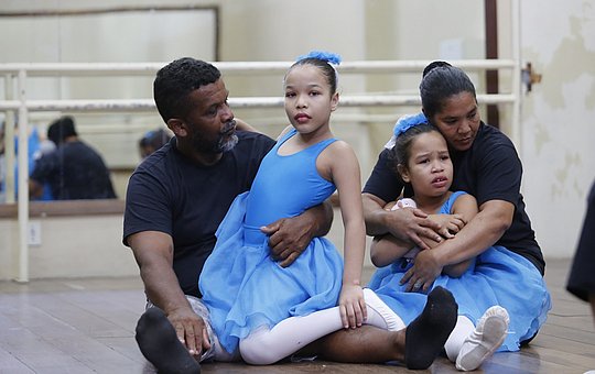 homemnapratica.com - Pai ignora preconceito e aprende balé para ajudar filhas autistas
