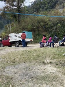 homemnapratica.com - Professor põe lousa em caminhão e dá aulas em área rural na pandemia