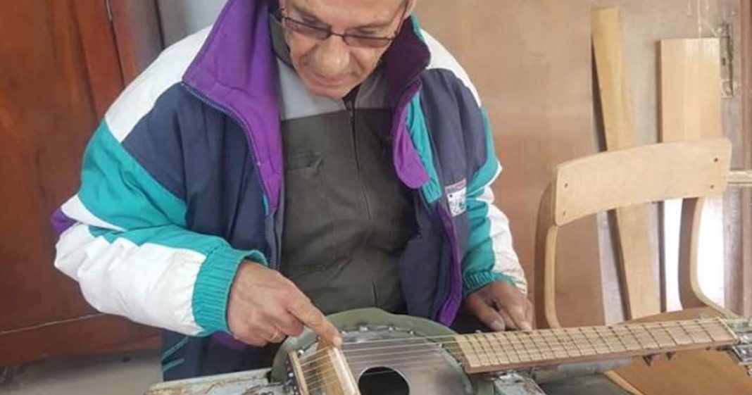 Artista transforma armas de guerra em instrumentos musicais