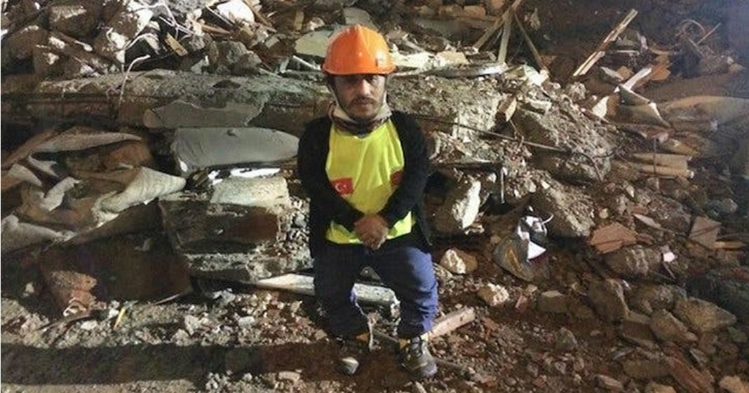 Homem com nanismo vira herói e resgata pessoas dos escombros