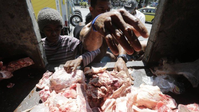 CARIOCAS PEGAM RESTO DE CARNE E OSSOS3 - FOME: Sem comida, cariocas recorrem a restos de ossos e carnes rejeitados pelos supermercados