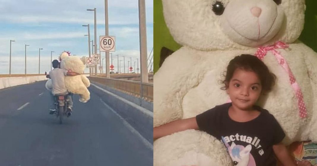 Pai atravessa a cidade carregando um urso gigante em uma moto só para ver a filha feliz!