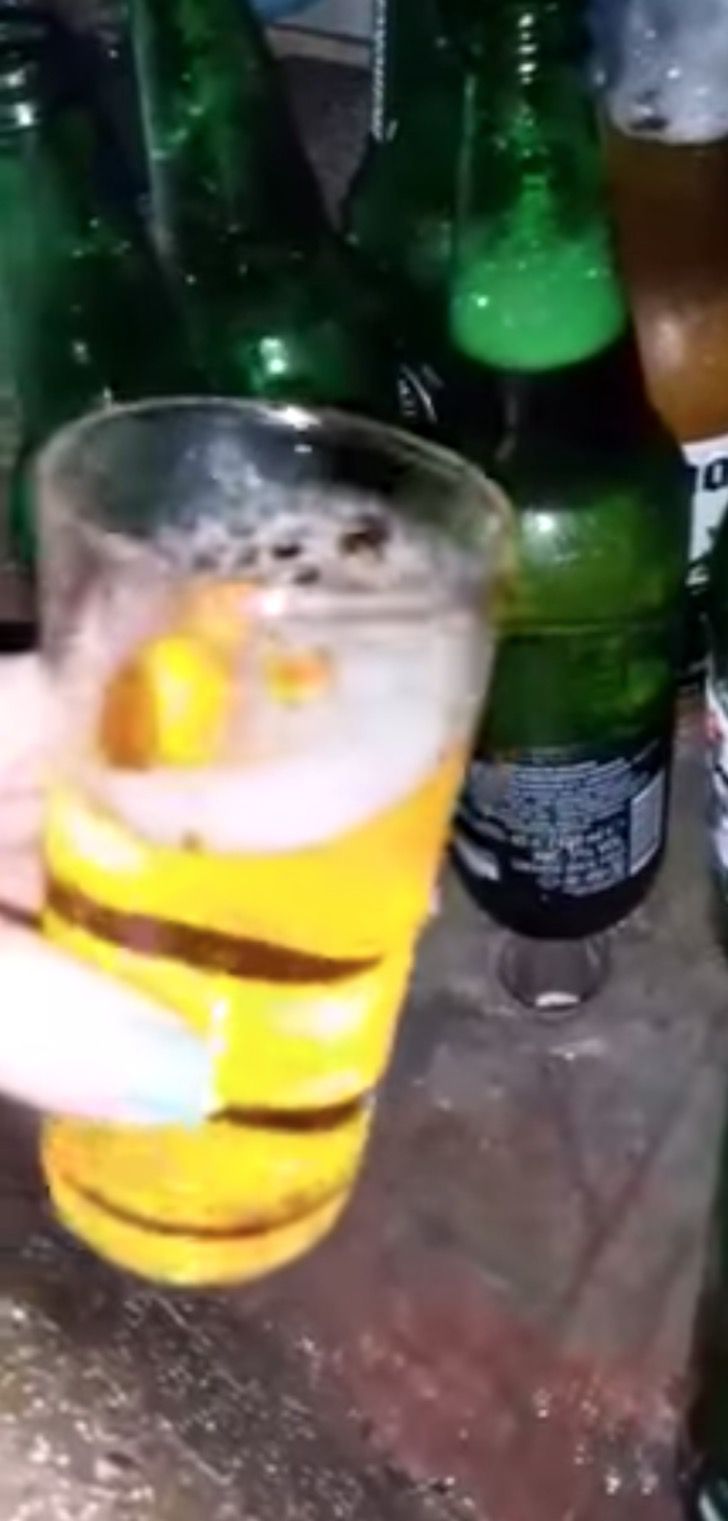cervejas com urinas 2 - Ambulantes vendem urina engarrafada como se fossem cervejas!