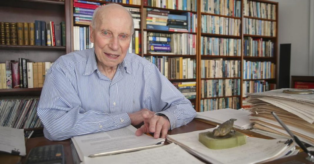 Ele se tornou doutor em física aos 89 após superar doença grave