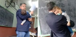 Professor segura bebê no colo para que a aluna possa fazer as lições: “Meu menor aluno”