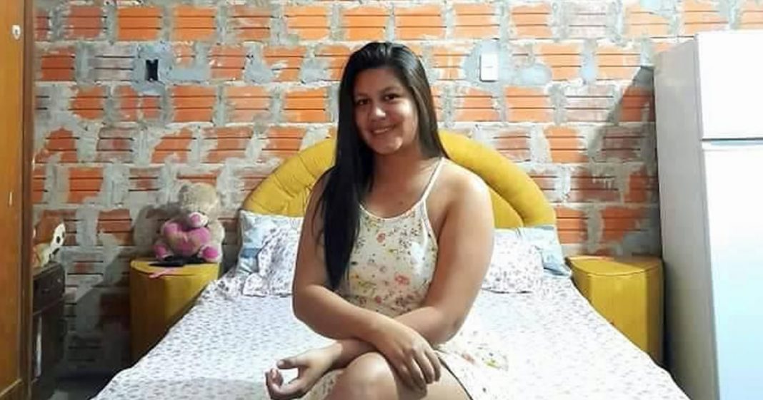 “Sem reboco, mas com casa própria.”, diz jovem feliz em seu próprio lar!