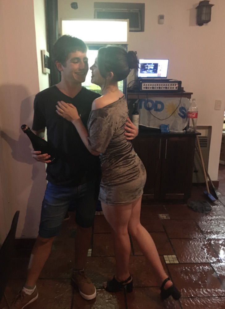 homemnapratica.com - Ele ganhou a discussão de casal e forçou a namorada a tirar uma foto. "Eu queria lembrar o momento"