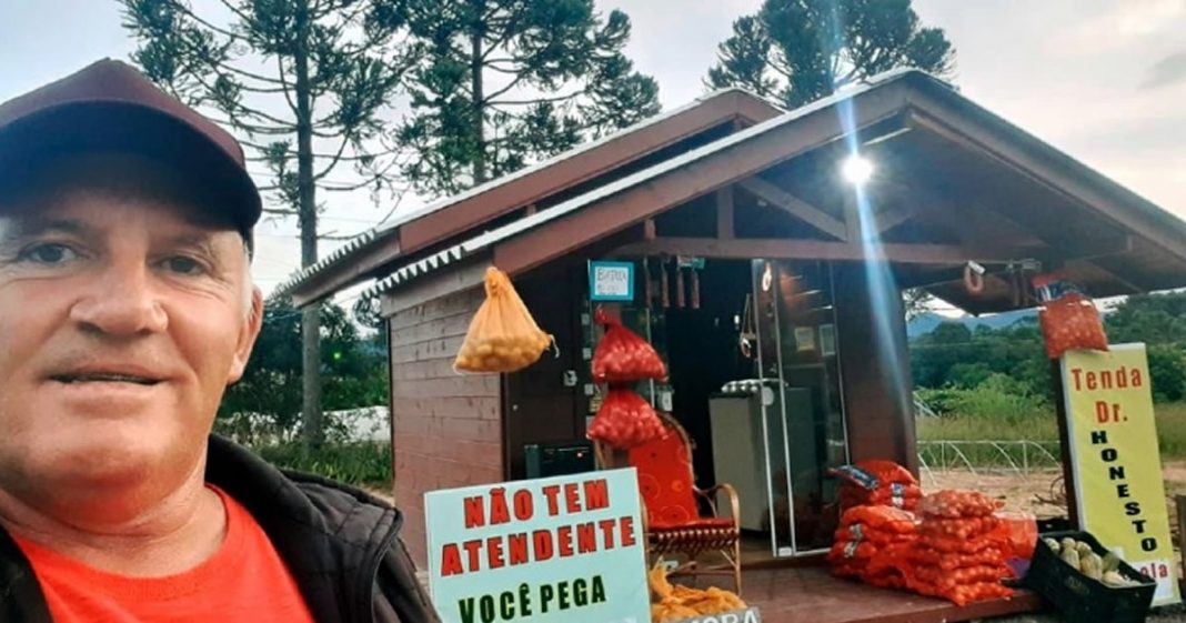 Homem abre loja que exige a honestidade dos clientes. “Não existe funcionário”.
