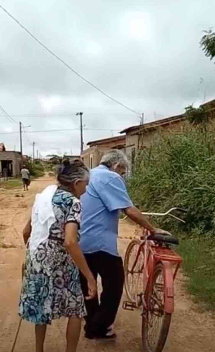 homemnapratica.com - Idoso leva esposa para passear de bicicleta, todos os dias. "A aventura nunca pode acabar"