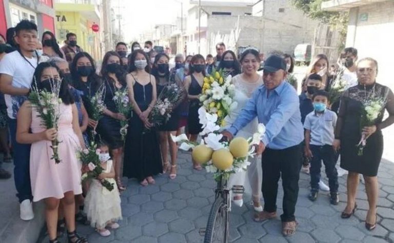 homemnapratica.com - Pai decora a bicicleta para levar a filha ao casamento e emociona a todos