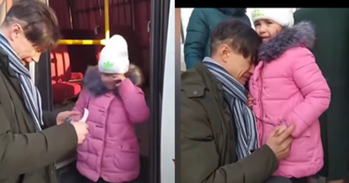 “Adeus papai”. Crianças se despedem de seus pais que ficam na Ucrânia para lutar