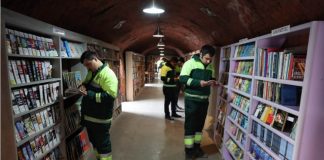 Coletores de lixo criam uma biblioteca com milhares de livros descartados
