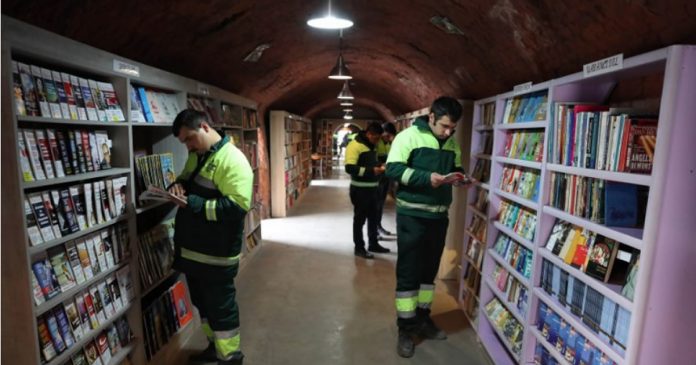 Coletores de lixo criam uma biblioteca com milhares de livros descartados