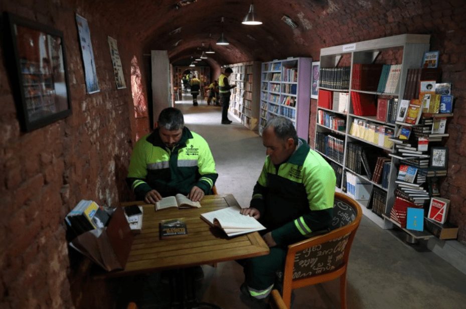 homemnapratica.com - Coletores de lixo criam uma biblioteca com milhares de livros descartados