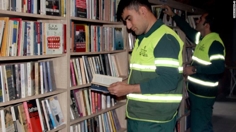 homemnapratica.com - Coletores de lixo criam uma biblioteca com milhares de livros descartados