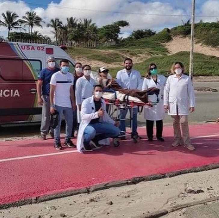 medicos levam menino hospitalizado a praia para ver o mar1 - Médicos levam menino hospitalizado à praia para ver o mar.