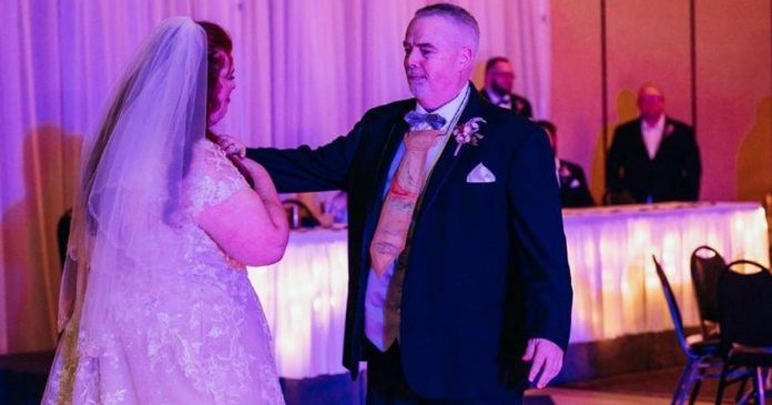 Pai vai a casamento da filha com gravata de papel que ela fez quando criança