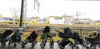 Polonesas deixam carrinhos de bebê em estação para acolher crianças refugiadas