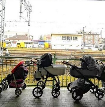 polonesas-deixam-carrinhos-de-bebe-em-estacao-para-acolher-criancas-refugiadas