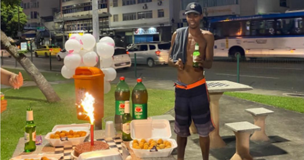 Vizinhos organizam festa surpresa para jovem sem-teto no RJ [Vídeo]