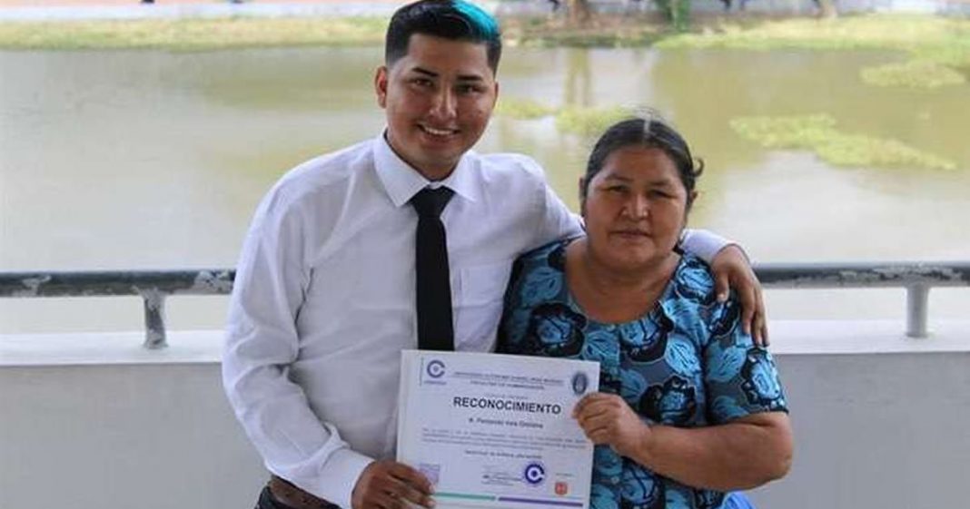 Sua mãe o sustentou vendendo batata com ovos para que ele pudesse se formar na Universidade