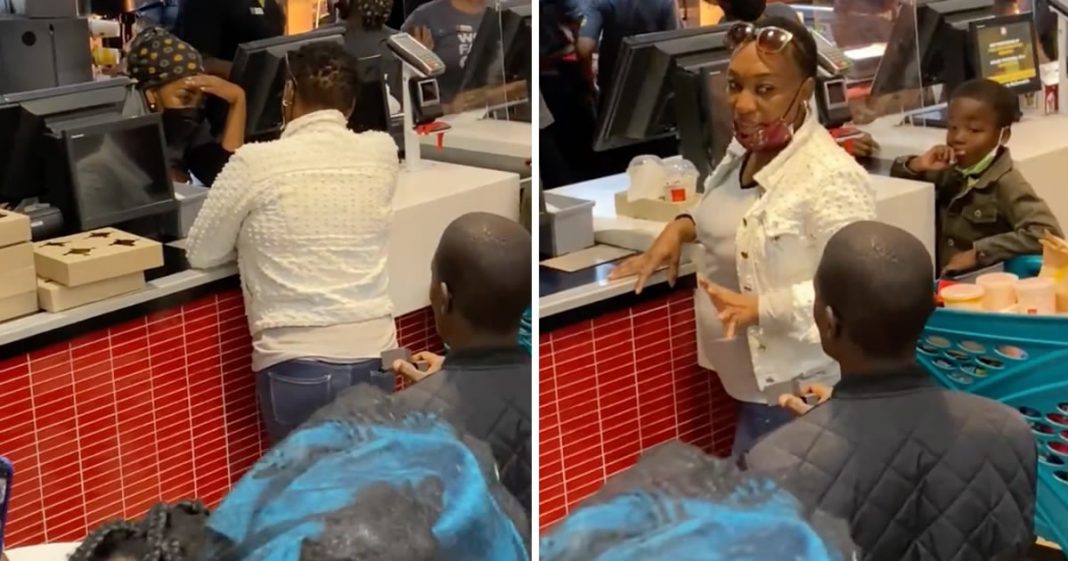 Homem pede namorada em casamento no MC Donalds, mas ela fica com raiva e diz NÃO