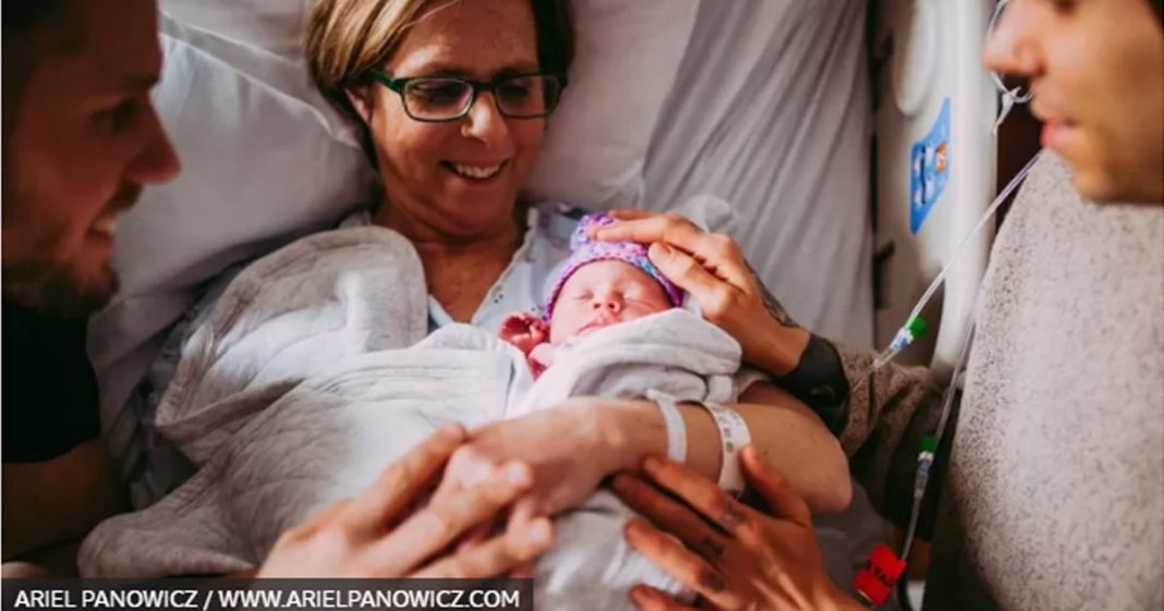 Mãe de 61 anos dá a luz ao bebê de seu filho gay e vira mãe e avó ao mesmo tempo