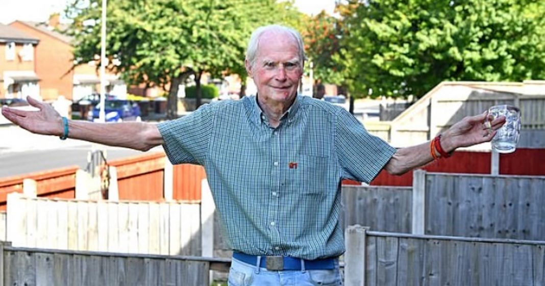 Com 76 anos, ele foi impedido de entrar em um bar porque era “velho demais para beber”.