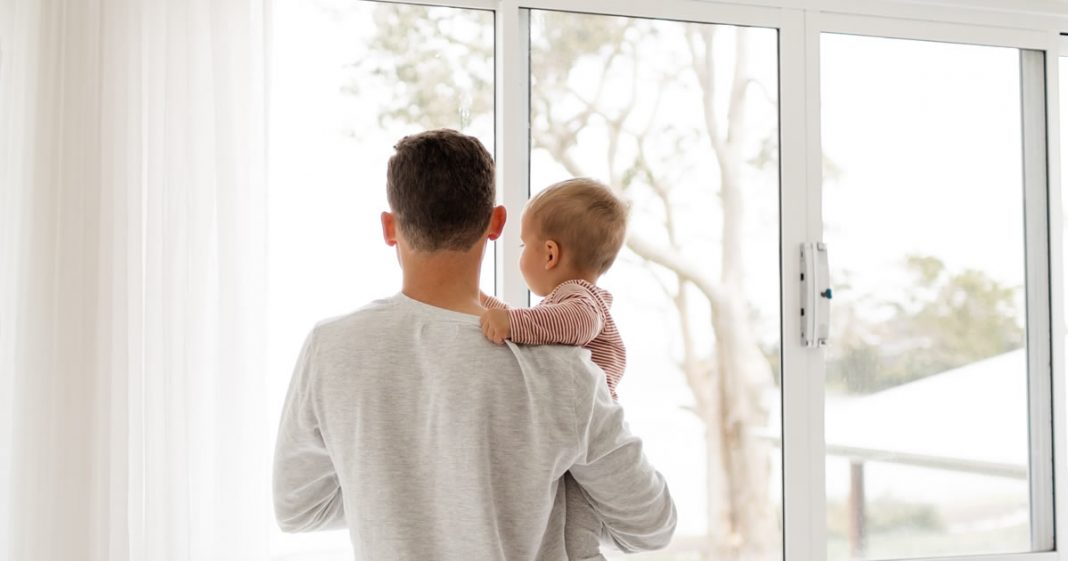 PAI QUE CUIDA DE SEU BEBÊ NÃO ESTÁ AJUDANDO A MÃE, ELE ESTÁ EXERCENDO A PATERNIDADE.