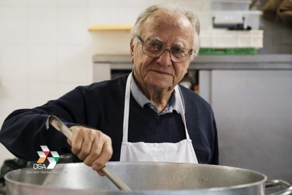 homemnapratica.com - Chef italiano de 91 anos cozinha todos os dias para os moradores de rua