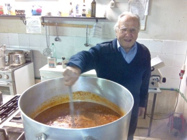 homemnapratica.com - Chef italiano de 91 anos cozinha todos os dias para os moradores de rua