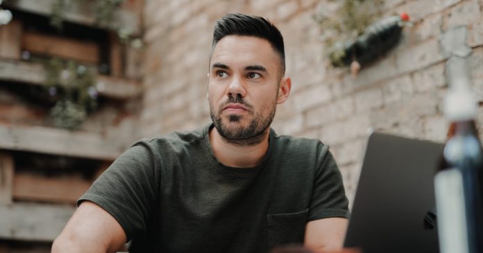 É por isso que algumas pessoas são promovidas no trabalho e outras não