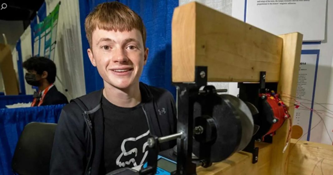 Jovem de 17 anos cria motor sustentável revolucionário para carros elétricos