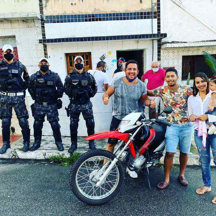 nunca-vai-faltar-nada-diz-pai-que-faz-suas-entregas-a-pe-depois-que-sua-moto-estragou3