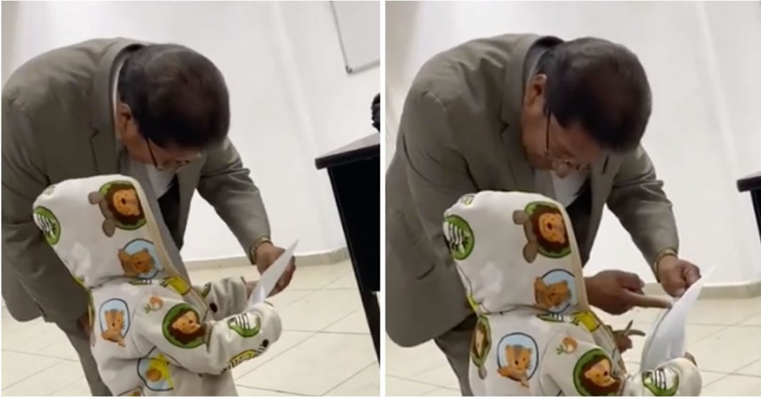 Professor cuida do filho da aluna para que ela não faltasse da aula.