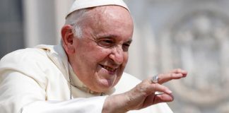 Papa PEDE que igreja dê bênçãos a casais homoafetivos: “É preciso se aproximar de Deus”.